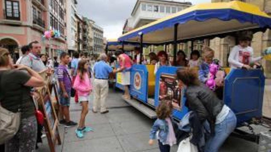 Viajeros del tren turístico de Avilés