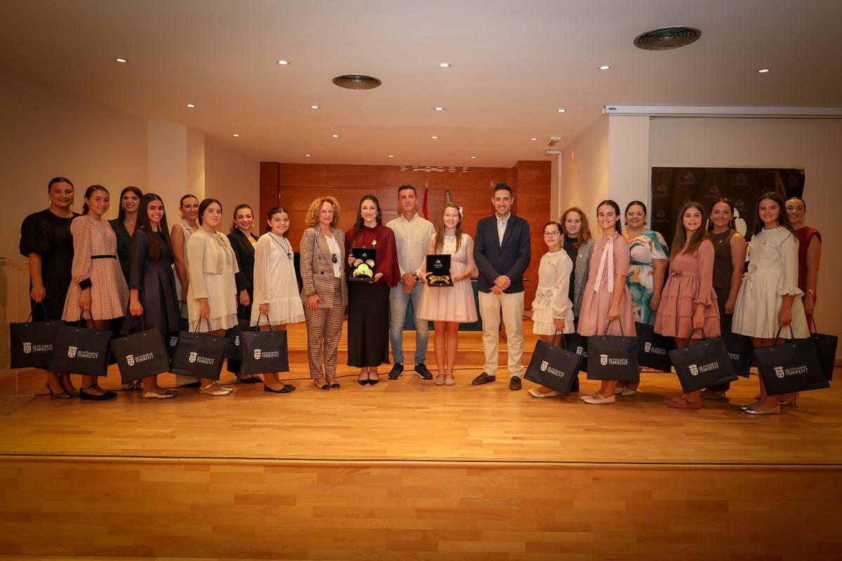 Foto de ambas cortes de honor de las falleras mayores de Torrent 2026