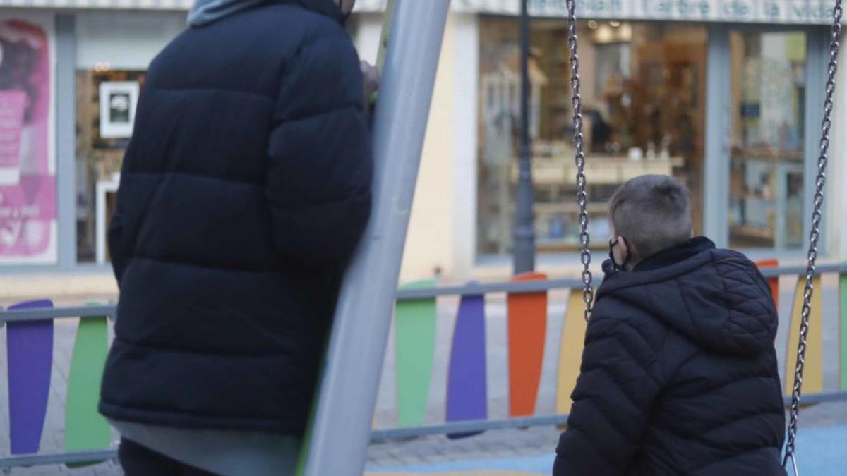 Los pequeños Tolik (i.) y Danilo (d.), en un parque infantil de Bétera. | J.M. LÓPEZ