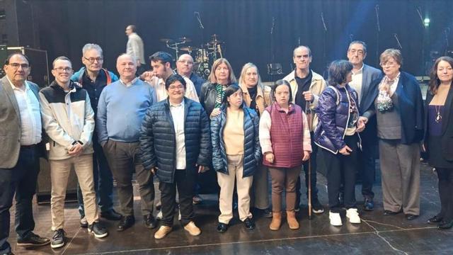 Representantes de Adispaz junto a autoridades locales, comarcales y autonómicas en el acto celebrado en la Multiusos.