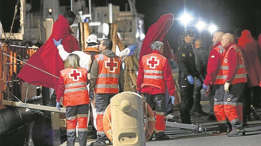 Dos muertos al volcar una patera en alborán