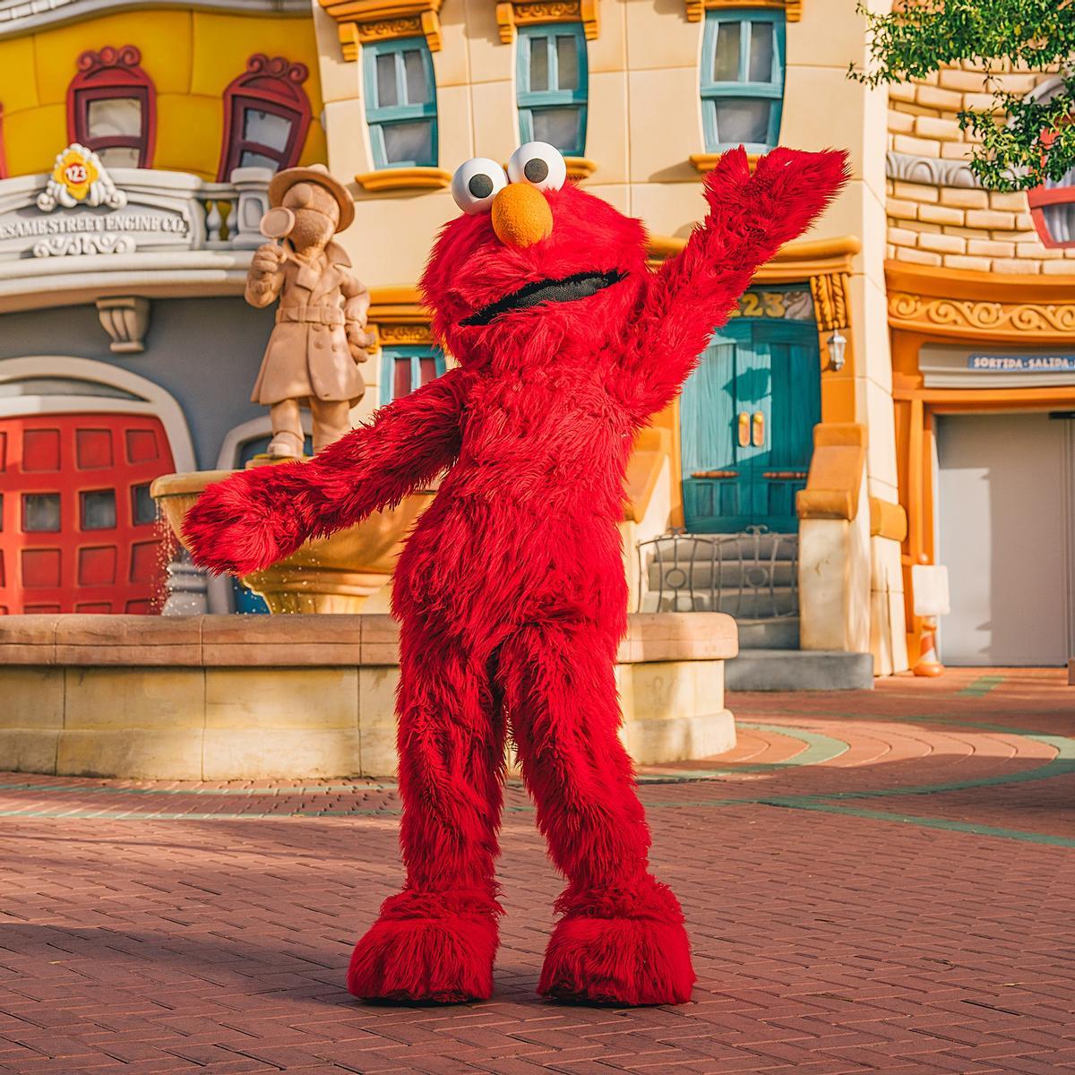 Elmo da la bienvenida a los visitantes de Port Aventura