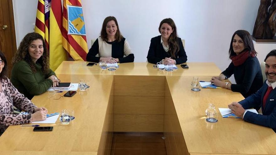 La presidenta del Consell de Formentera, Alejandra Ferrer, y Francina Armengol, presidenta del Govern, en la reunión de hoy.