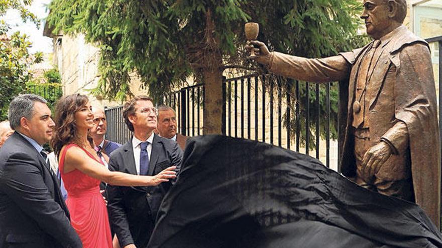 Foto de archivo: Paloma Lago y Alberto Núñez Feijóo, por entonces presidente de la Xunta, coincidieron en la 60ª edición de la Festa do Albariño de Cambados, en 2012. Ambos inauguraron la estatua en homenaje a Manuel Fraga situada en el Pazo de Torrado.