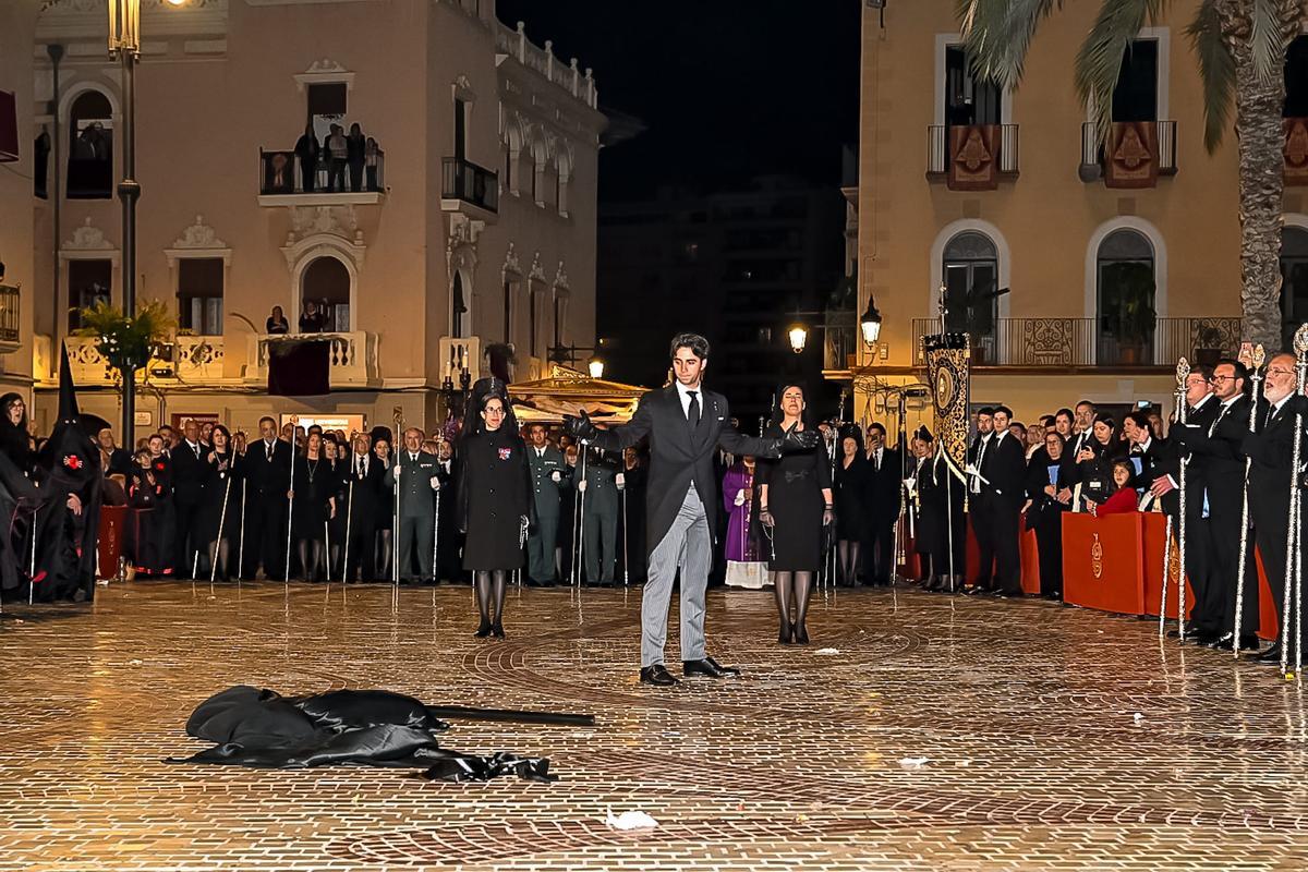Momento en el que cae el guió al suelo tras ondearlo Antonio Andreu