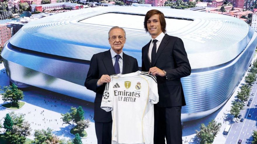 Florentino Pérez y Alvaro Carreras, ayer en la presentación. | Real Madrid