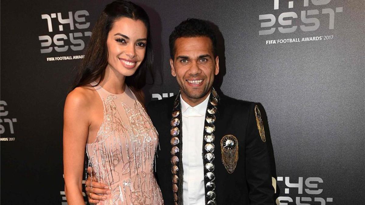 Dani Alves, con Joana Sanz