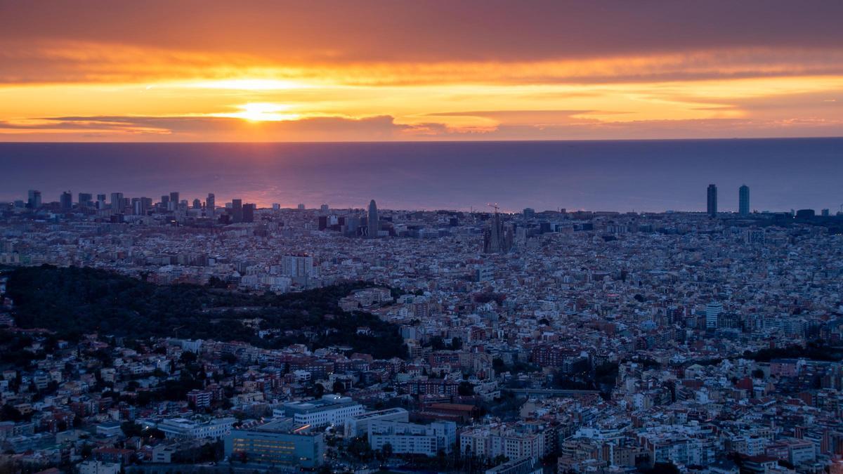 Salida del Sol en Barcelona, entre nubes, el 24 de febrero
