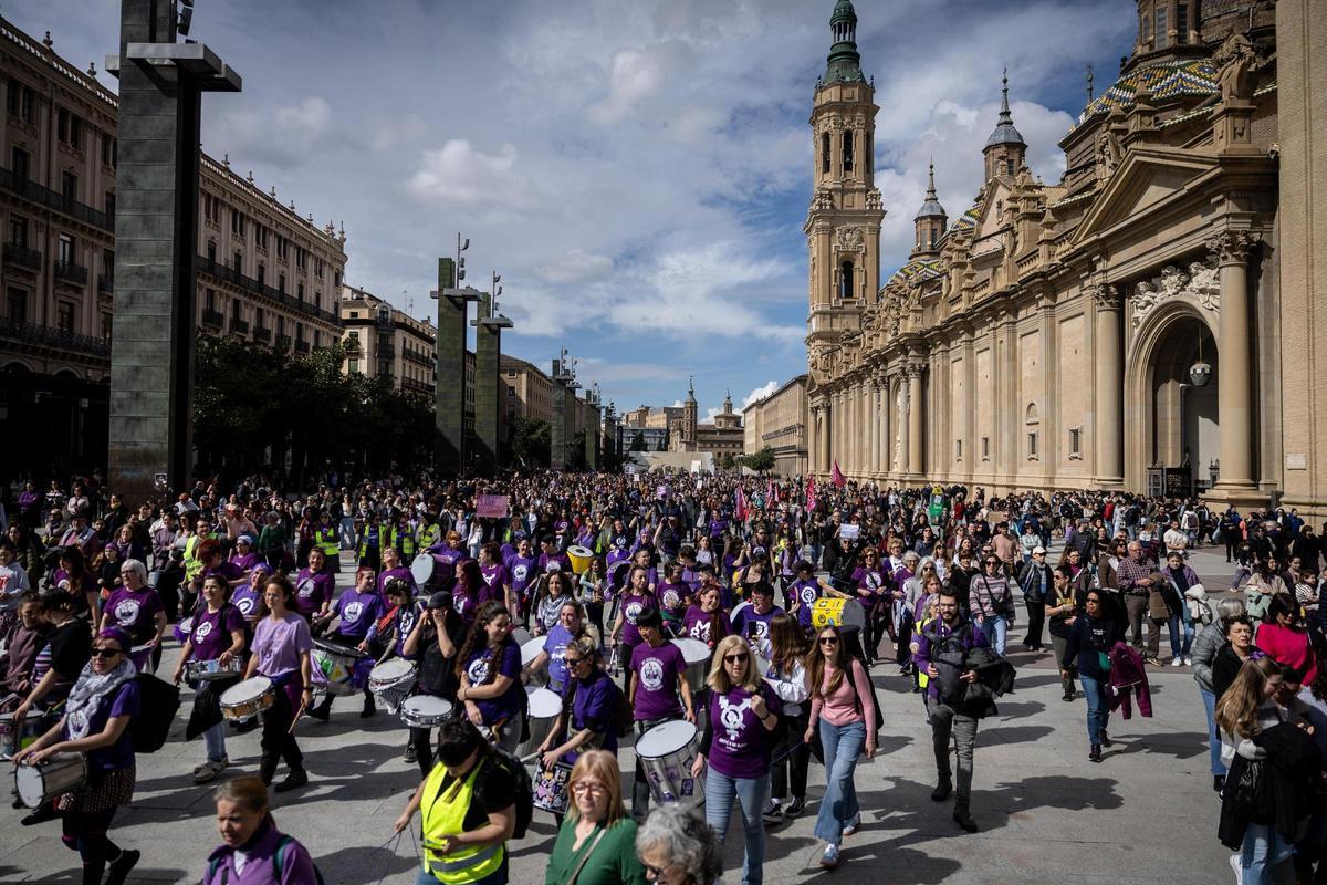 En imágenes | La marea feminista viste de morado el centro de Zaragoza por el 8M