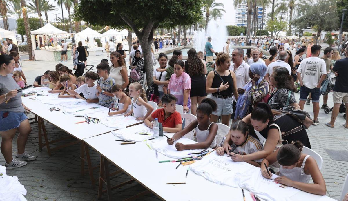 La pintada de camisetas siempre es un éxito en la Festa de la Terra.