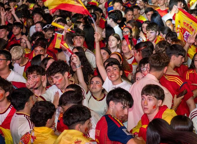 Más de 7.500 personas vivieron la final del Mundial en la Plaza de Cervantes de Alcalá: búscate en las fotos