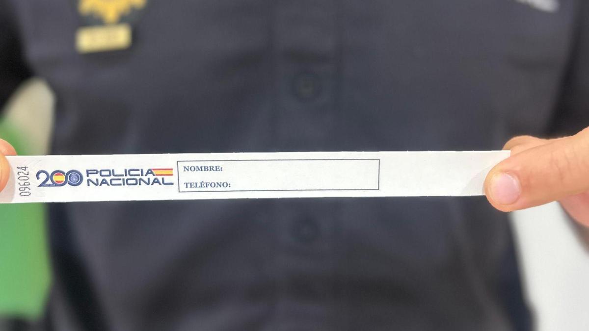 Pulsera que repartirá de forma gratuita la Policía Nacional.