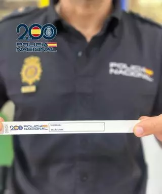 La Policía Nacional reparte pulseras identificativas para menores durante la Feria de Córdoba