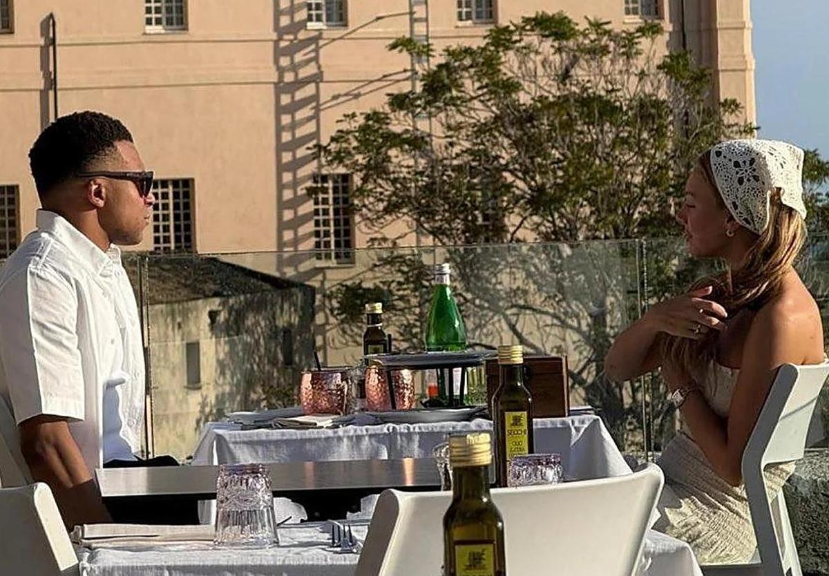 Mbappé y Ester Expósito, en Italia.