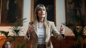 Begoña Gómez no acudeix al jutjat de Peinado i les acusacions anuncien que demanaran la declaració de Sánchez Begoña Gómez no acudeix al jutjat de Peinado i les acusacions anuncien que demanaran la declaració de Sánchez