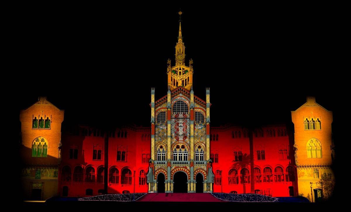 La fachada del Sant Pau, coloreada por ’mapping’.