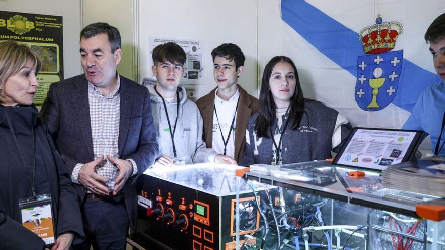 El conselleiro apoya en Bruselas a los alumnos del Carlos Casares |