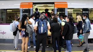 Caos i aglomeracions per anar de Mataró a Barcelona en una jornada marcada per la vaga i la pluja