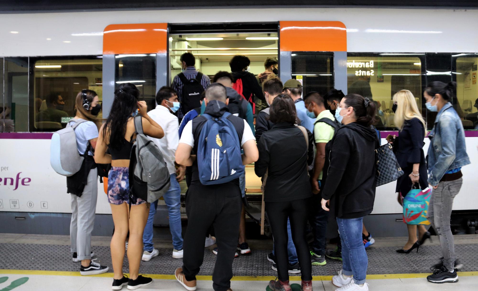 Usuarios de Rodalies se acumulan en la puerta de un vagón durante la segunda jornada de huelga de maquinistas.