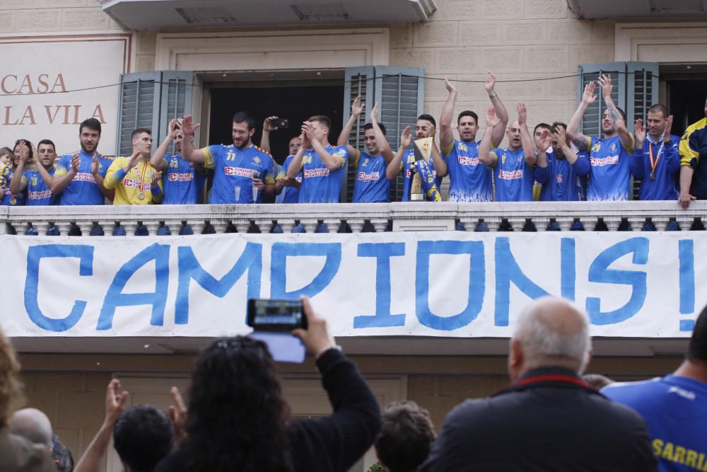 Celebració de l''ascens del Sarrià a la divisió de plata d''handbol