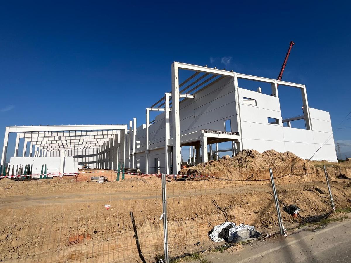 Nueva factoría de El Encinar de Humienta, en construcción.
