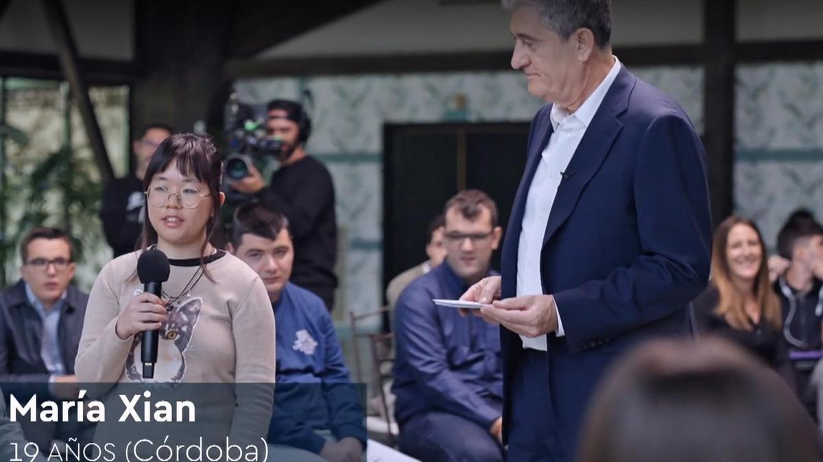 Maria Xian Gómez realizando una pregunta, al lado de Guillermo Fesser, al actor Antonio Banderas.