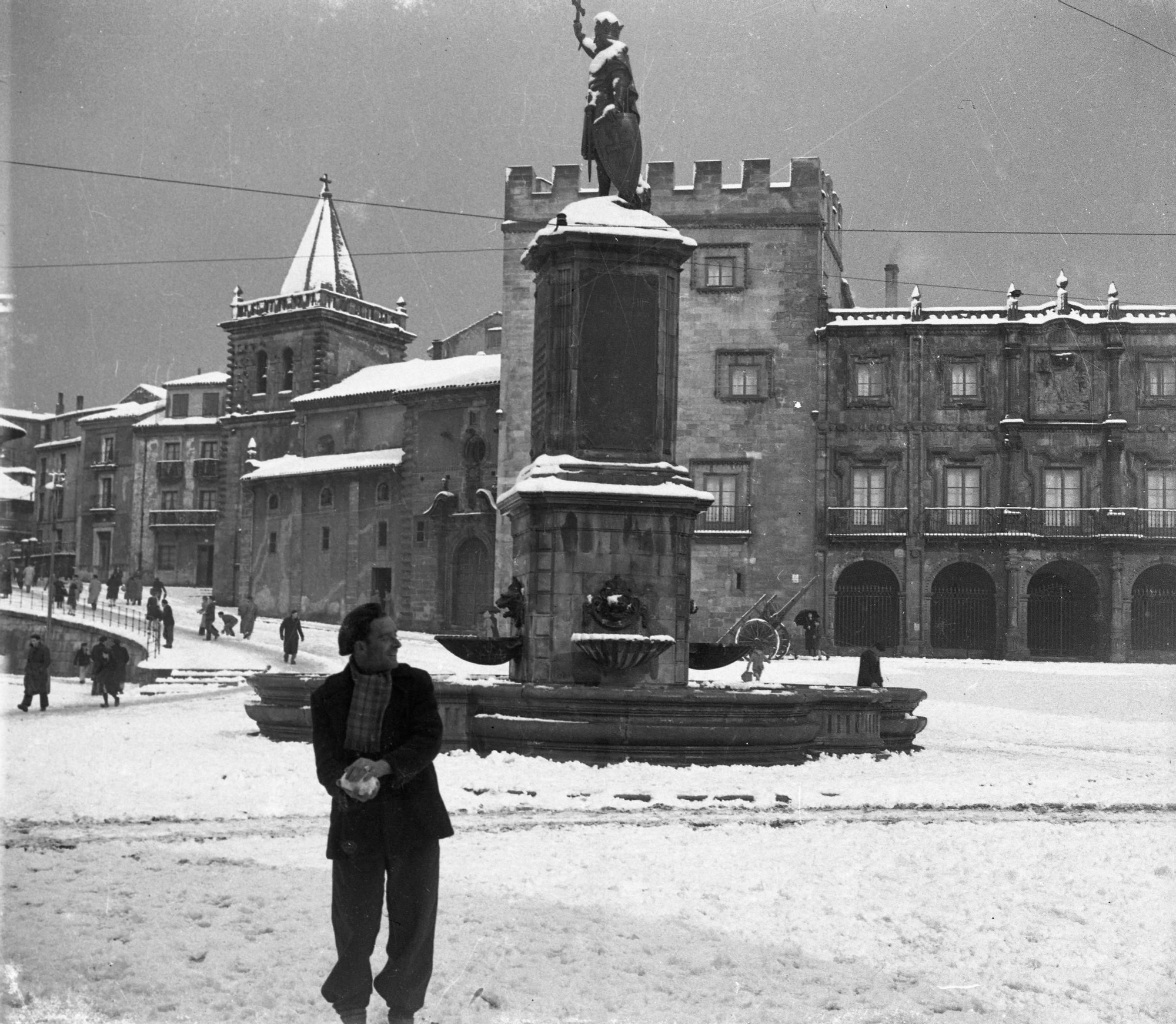 La plaza del Marqués nevada. Gijón/Xixón, 24 de febrero de 1944. Col. Muséu del Pueblu d’Asturies