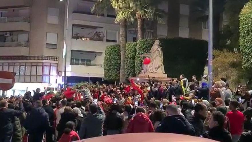Vecinos de Crevillent se concentran en la plaza del Fontenay para celebrar la victoria de Marruecos frente a España