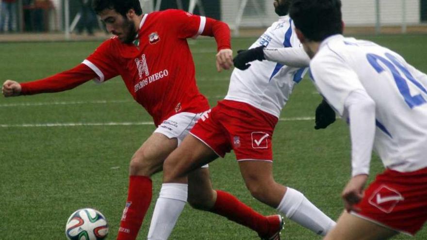 El estradense Adrián, en una jugada del partido disputado ayer. // Bernabé/Luismy