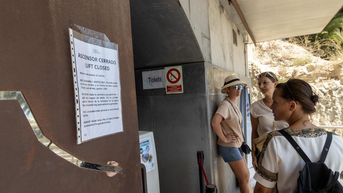 El cartel que anunciaba la avería del elevador, en imagen de archivo.