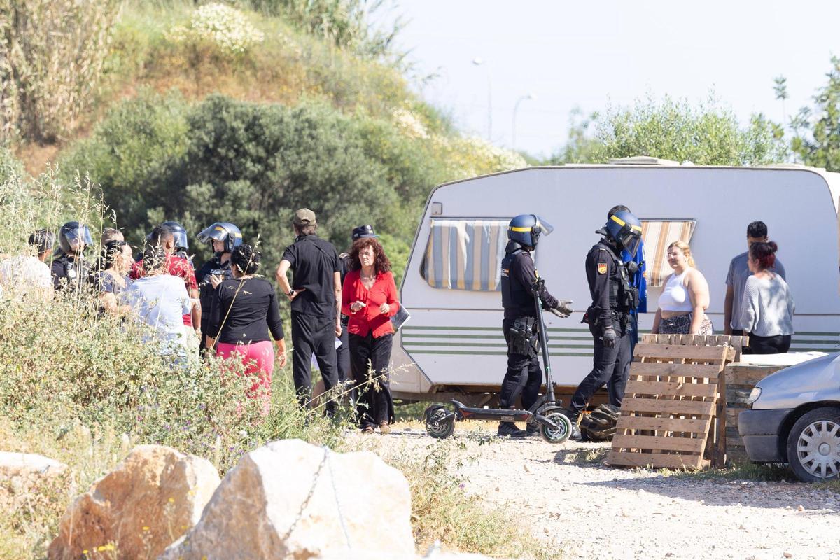 Todas las imágenes del desalojo del asentamiento más grande de Ibiza: sa Joveria