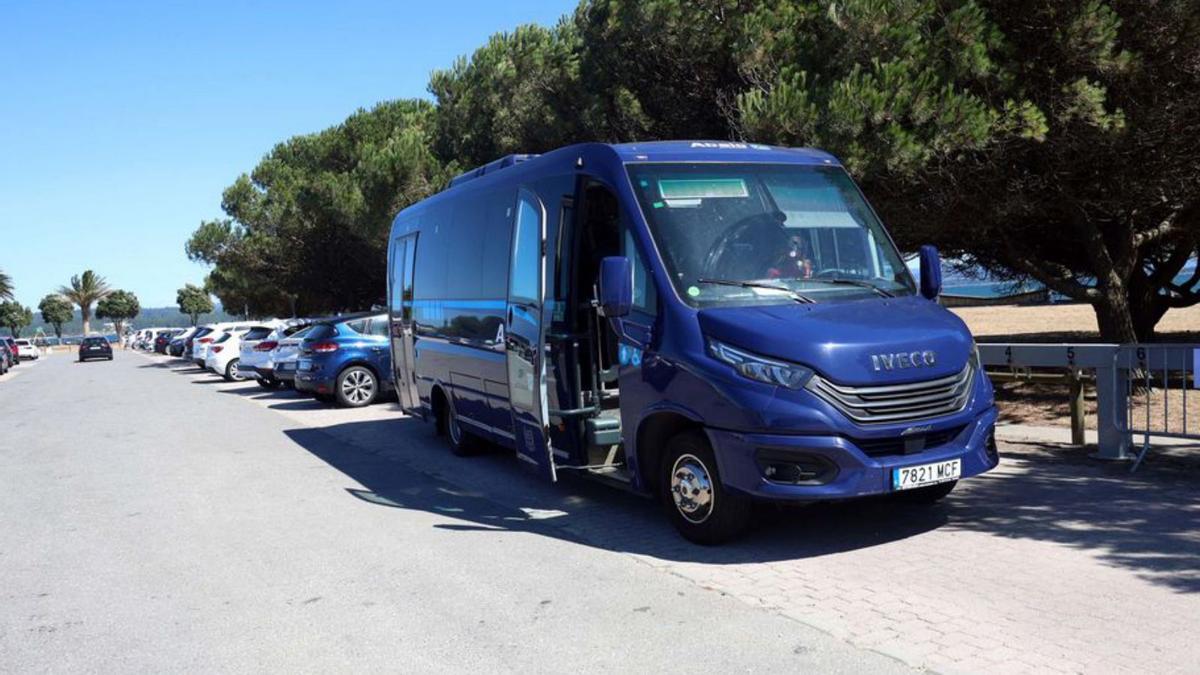 Autobús circular de A Illa en la parada de O Bao.