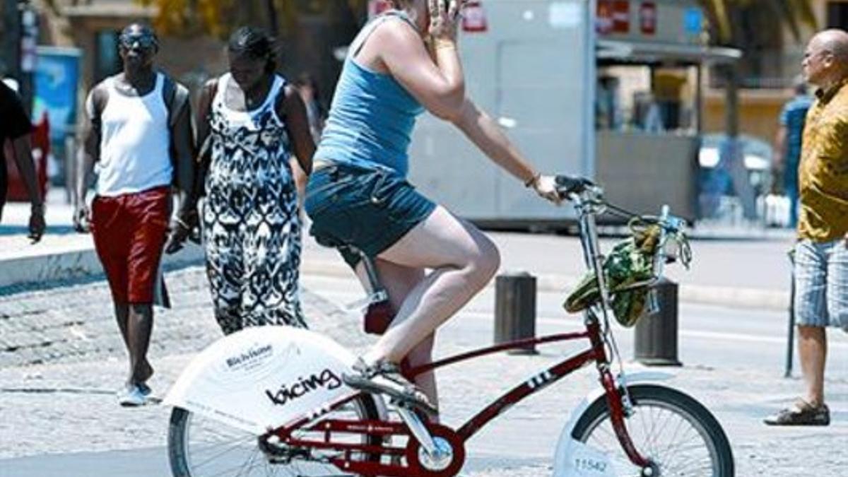 Otro clásico de las infracciones: pedalear hablando por el móvil.