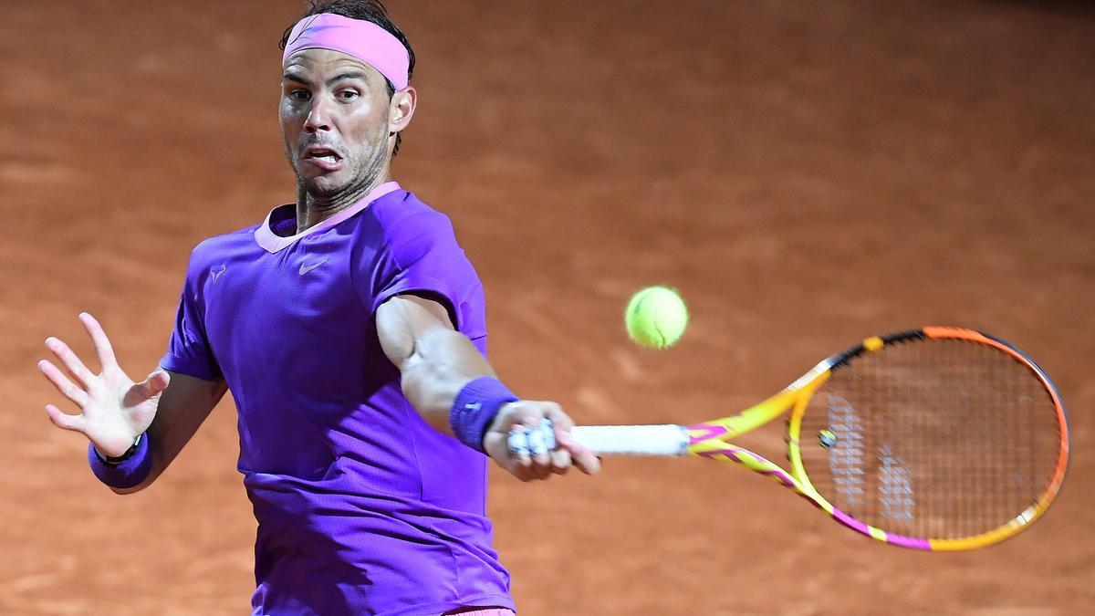 Nadal golpea la bola en el duelo ante Sinner.