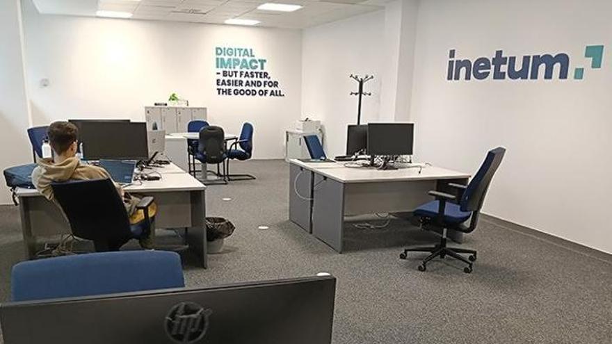 Despidos bajo la sombra de la IA: la plantilla aragonesa de Inetum sigue pendiente del ere pactado de 404 bajas