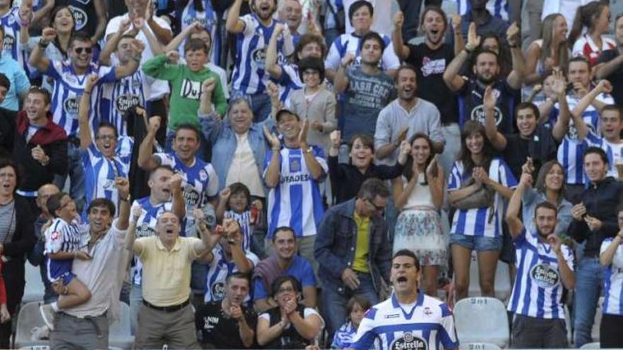 La grada celebra con Riki el gol del Deportivo. / carlos pardellas