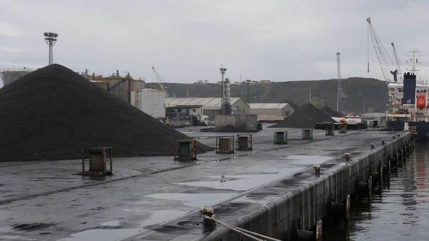 Carbón apilado en el muelle de Raíces, dentro del puerto de Avilés.