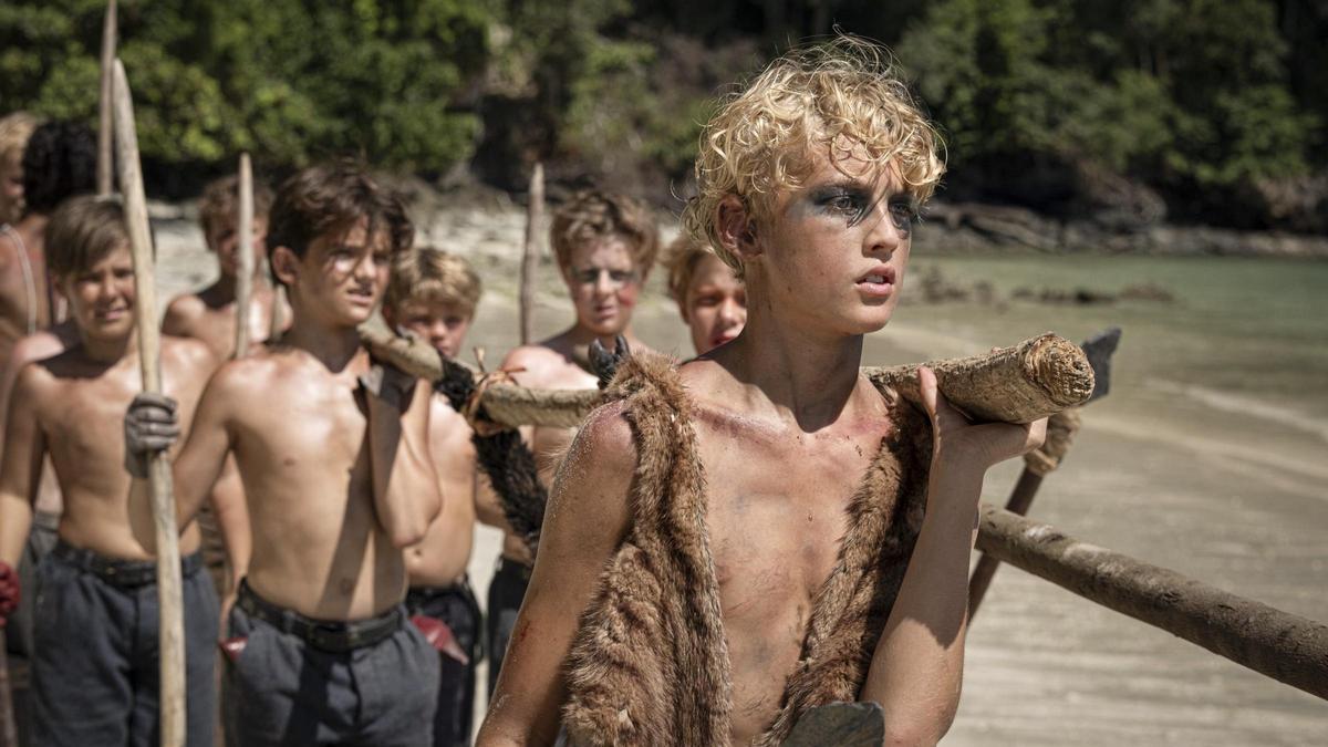Lox Pratt (Jack) al frente de un grupo de niños en 'El señor de las moscas'.