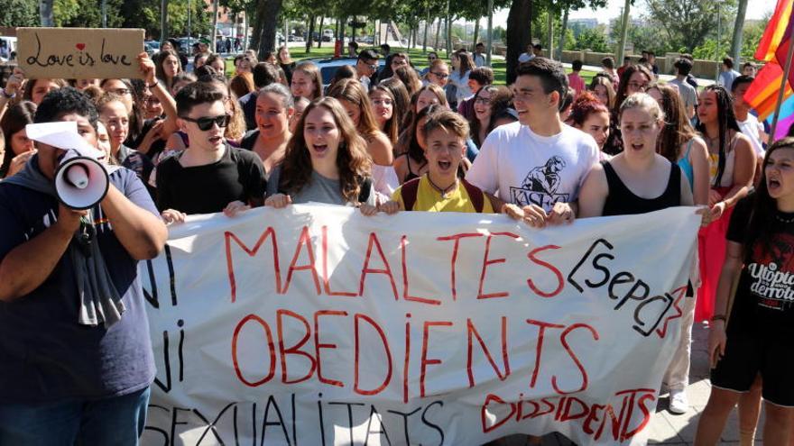 Alumnes manifestant-se davant del Gili i Gaya.