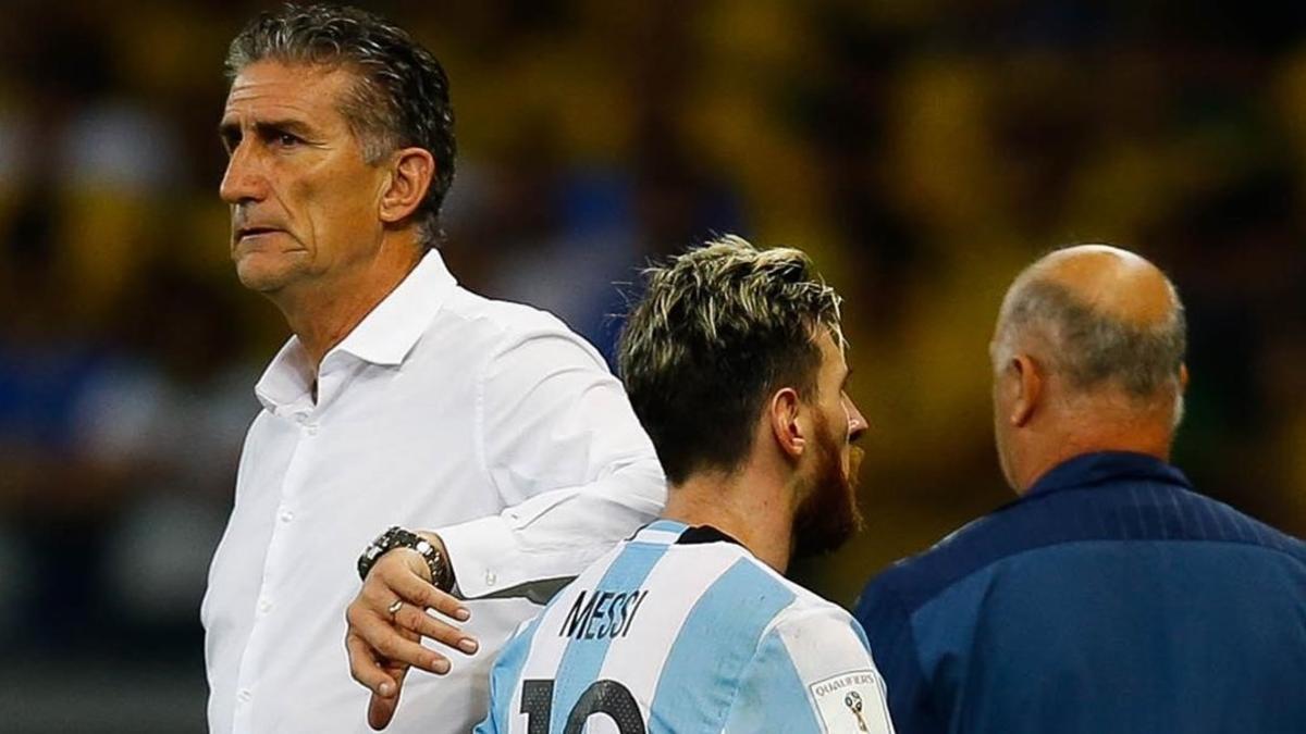 El seleccionador Edgardo Bauza saluda a Messi al final del partido.