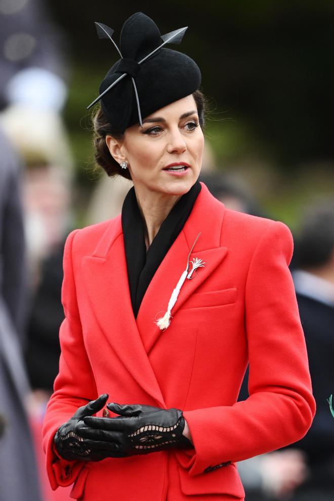 Kate Middleton con dos puerros como broche en el abrigo