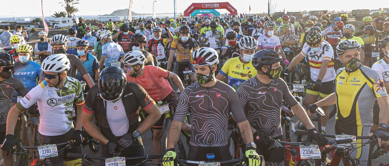 Imagen de los participantes de la nueva edición de la carrera civico-militar FudeNas antes de la salida en la localidad turística de Corralejo, ayer. | | FUSELLI