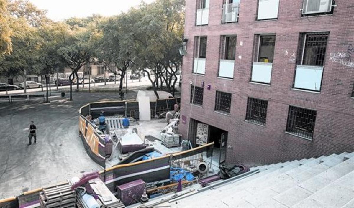 Unos operarios trabajan en las reformas de la parte principal del Centre Cívic Bon Pastor. La entrada principal (en la foto) lleva cerrada al público desde noviembre de 2013.