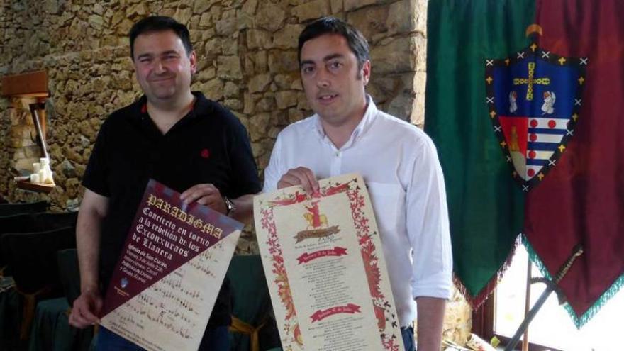Álfredo Rodríguez y Gerardo Sanz, con los carteles de la fiesta de los Exconxuraos, en la presentación de las fiestas.