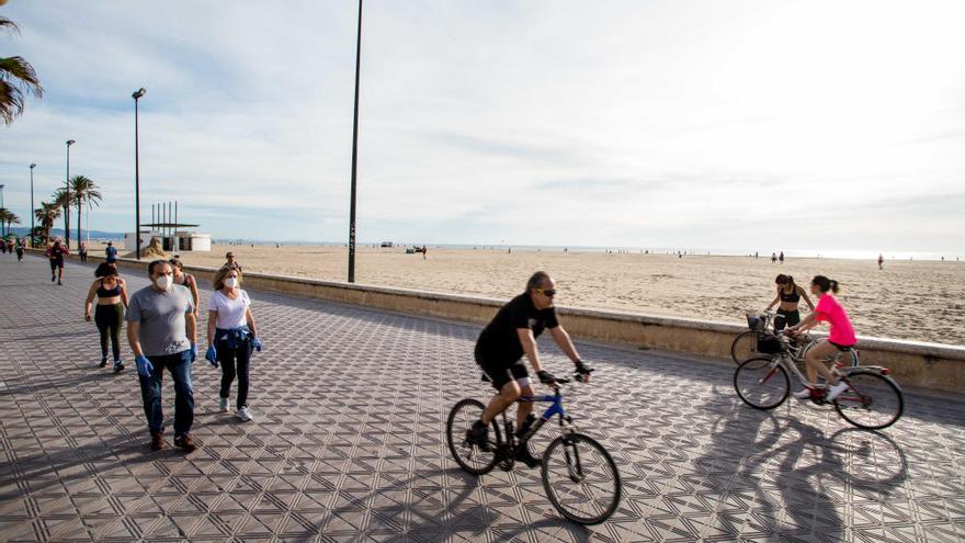 Paseo marítimo y playas se llenan de deportistas