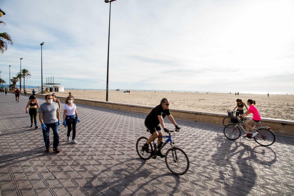 Deportistas en el Paseo Marítimo y en el Jardín del Turia de València