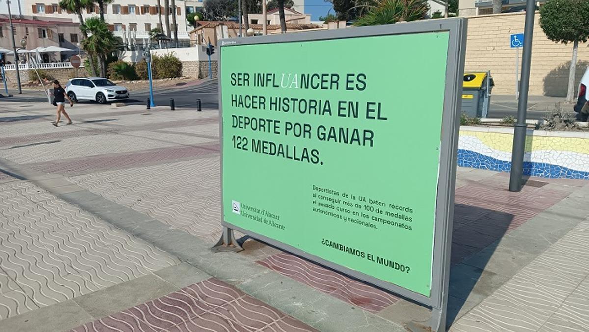 La campaña “InflUAncer”, implantada en distintos formatos y lugares de la provincia de Alicante.