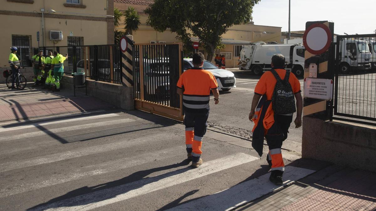 Empleados de la SAG acuden a trabajar.