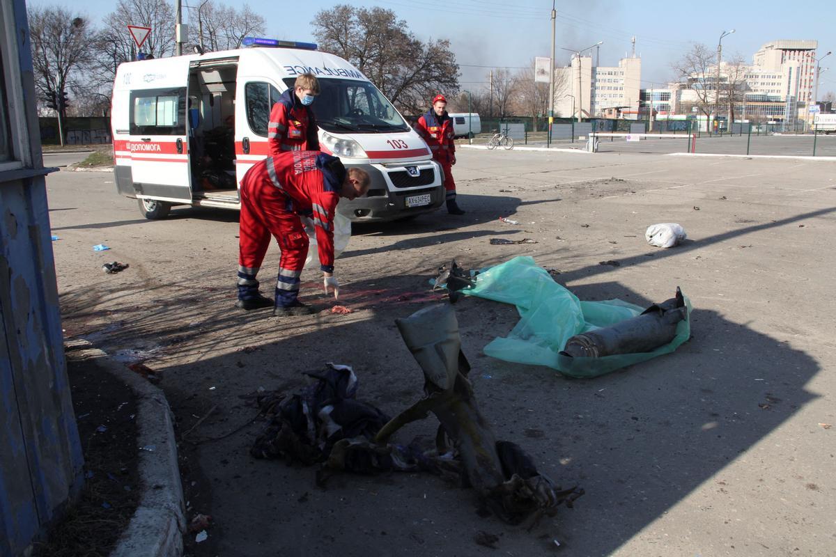 Médicos trabajan sobre el terreno tras un bombardeo cerca del centro logístico de ayuda humanitaria, en Járkov.