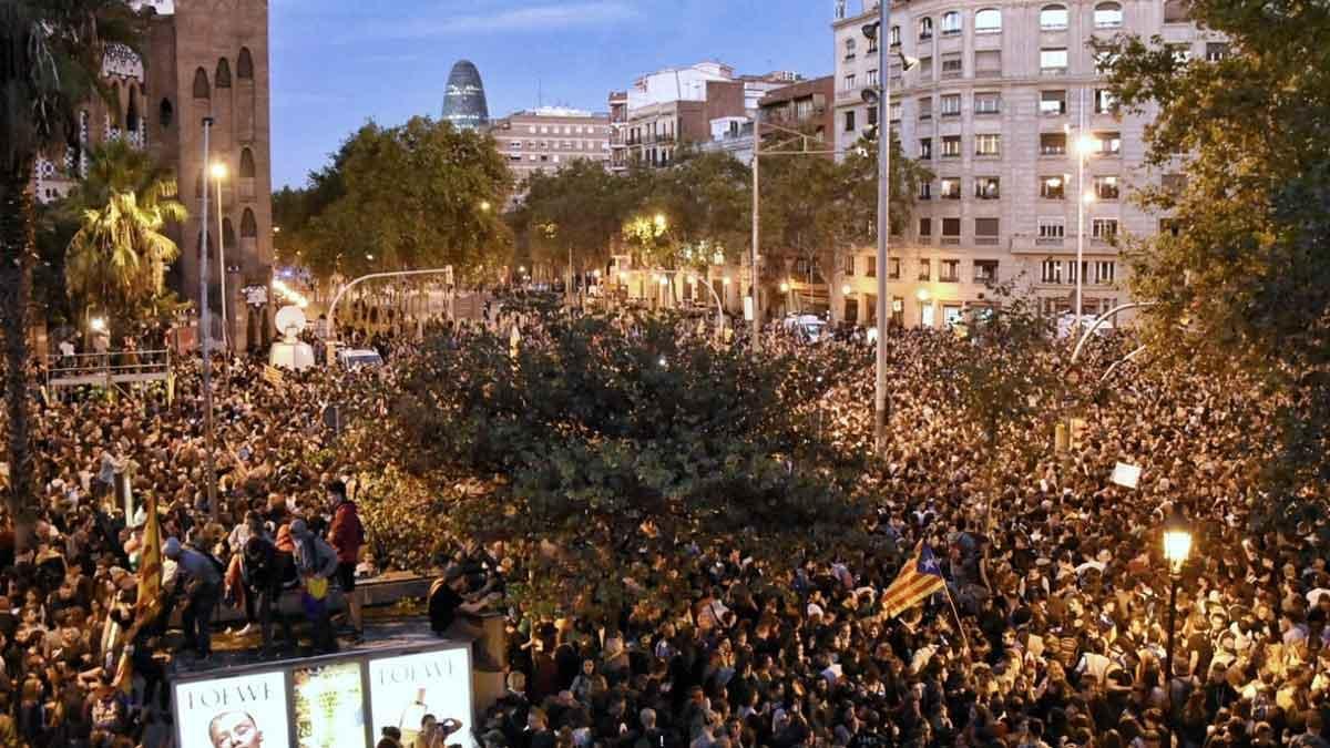 Concentración de los CDR en Gran Via con Marina, en Barcelona.